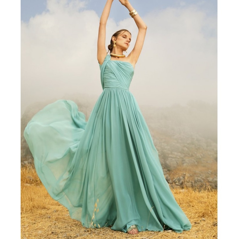 الزهري الناعم بفستان سهرة أنثوي وجذاب من تصميم Tadashi Shoji