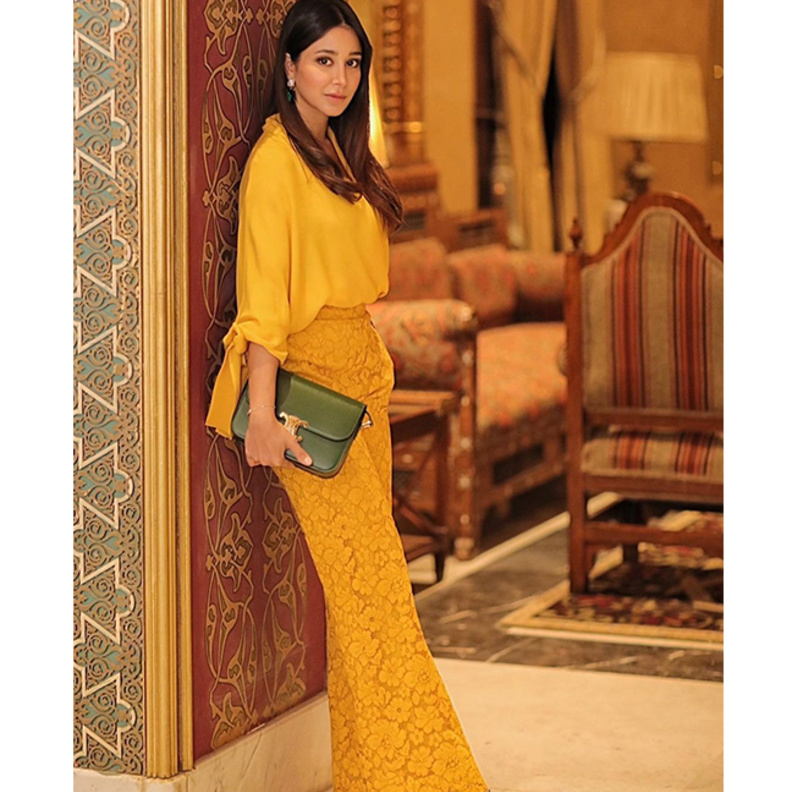 اطلالة اسيل عمران بموضة اللون الاصفر مع البنطلون المنقوش