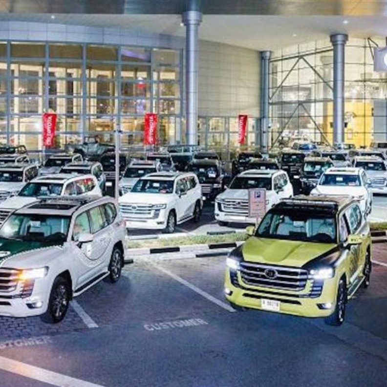 لاندكروزر بفتحة سقف وباب خلفي كهربائي