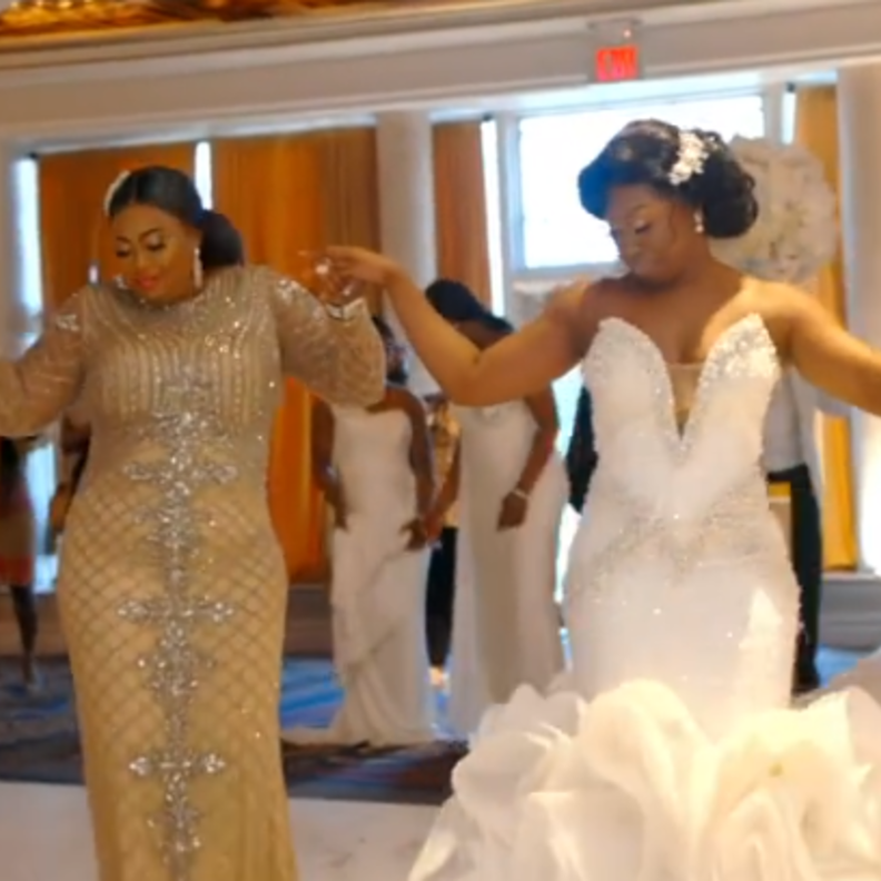 فيديو طريف لعروس ووالدتها ترقصان معا في حفل الزفاف