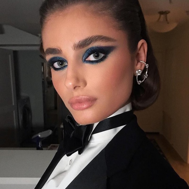  اطلالات تايلور هيل الجمالية بمكياج سموكي فاخر- الصورة من انستغرام