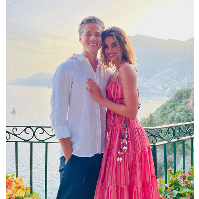 اجمل اطلالات تايلور هيل الكاجوال بعد اعلان خطوبتها- الصورة من حسابها على انستغرام