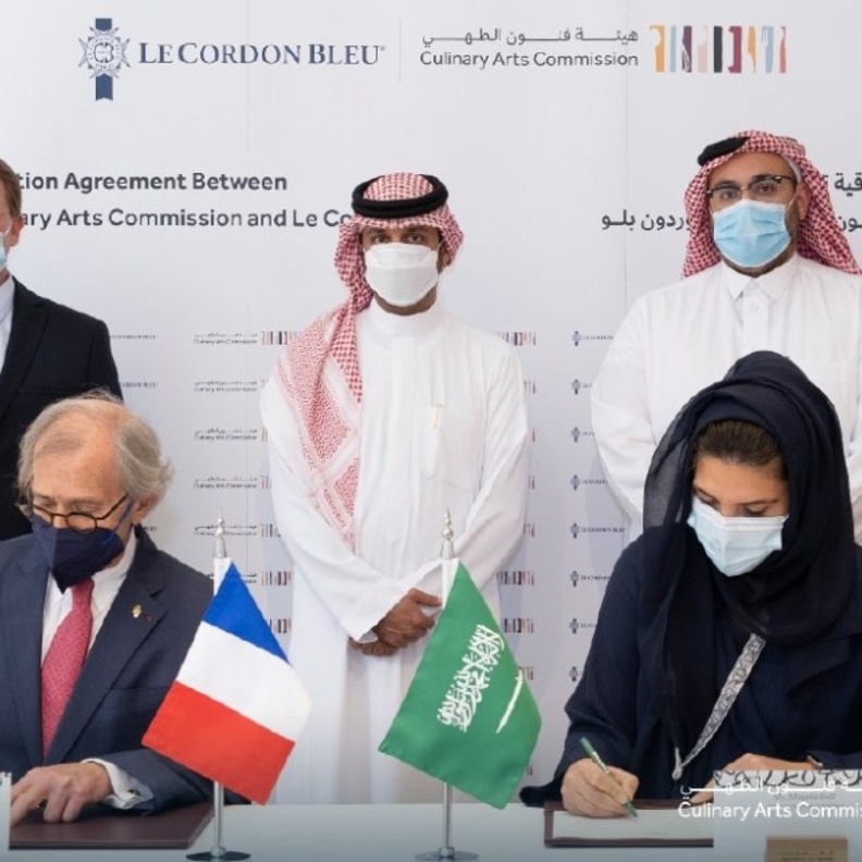 جانب من توقيع مذكرة التفاهم بين هيئة فنون الطهي ومعهد لو كوردون بلو الصورة من حساب هيئة فنون الطهي على تويتر