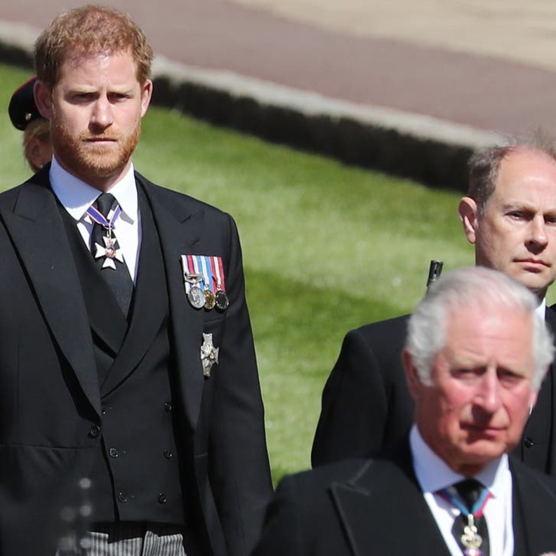 بالصور.. كيف تغيرت علاقة الأمير هاري بوالده الأمير تشارلز على مر السنين؟
