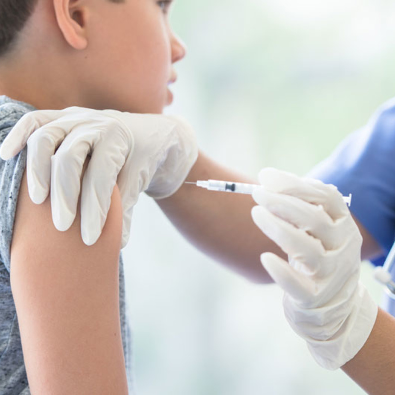 السعودية تبدأ تطعيم الفئة العمرية 12-18 عاما بلقاح فايز