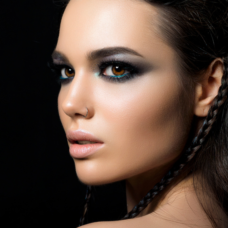 طريقة تطبيق مكياج عيون اسود راقي