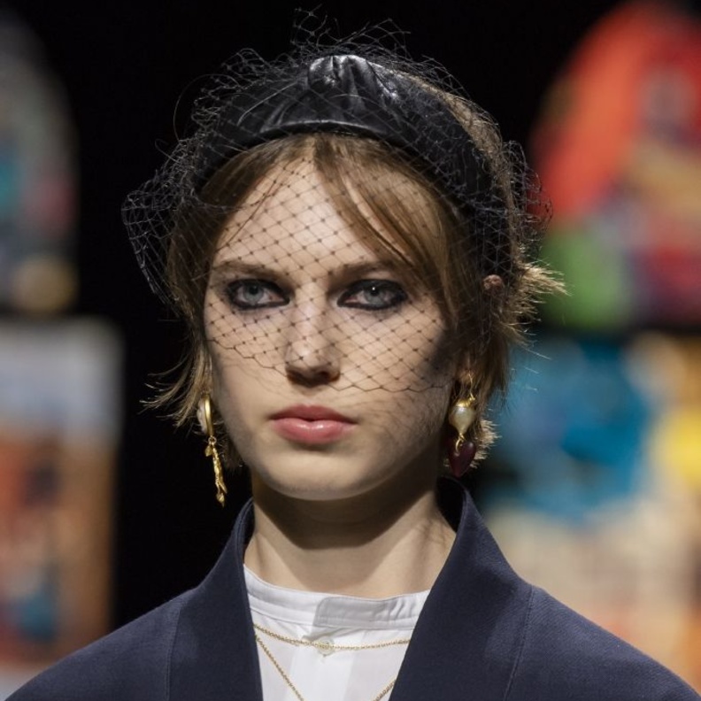 تسريحات شعر مبتكرة تخفي عيوب الشعر الخفيف من دار Christian Dior