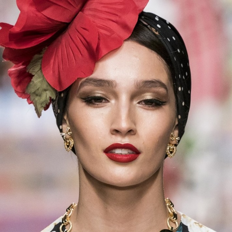 مكياج عيون ذهبي ناعم مع الشفاه القوية يليق بجمالك في صيف 2021