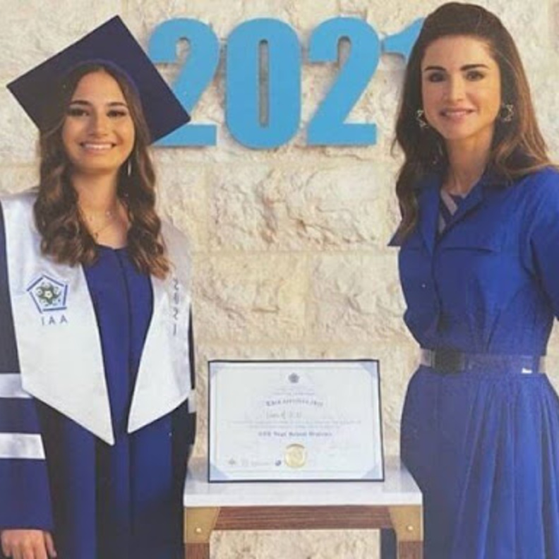  الملكة رانيا تحضر حفل تخرج دفعة جديدة من الأكاديمية الدولية في عمان newmyroyals