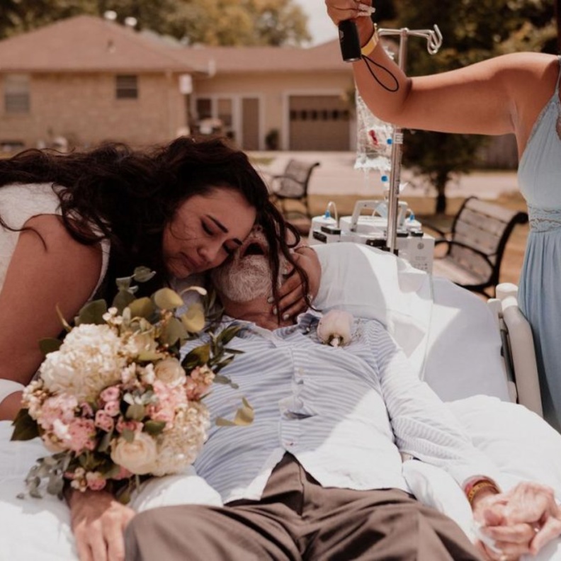 عروس تقيم حفل زفافها في دار للعجزة -journalstar