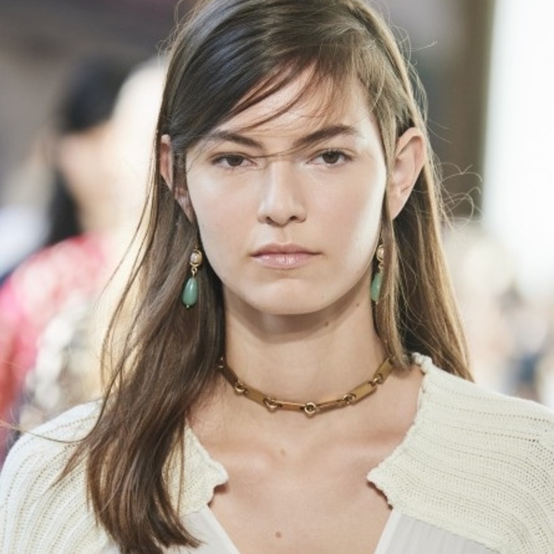 أحدث تسريحات شعر مع الفرق الجانبي للشابات 