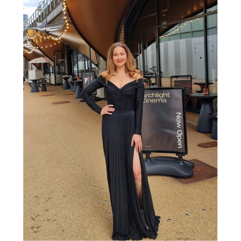 تميّز الفستان الذي إختارته من مجموعة Elisabetta Franchi بقصة الأكتاف الأوف شولدرز- الصورة من انستقرام