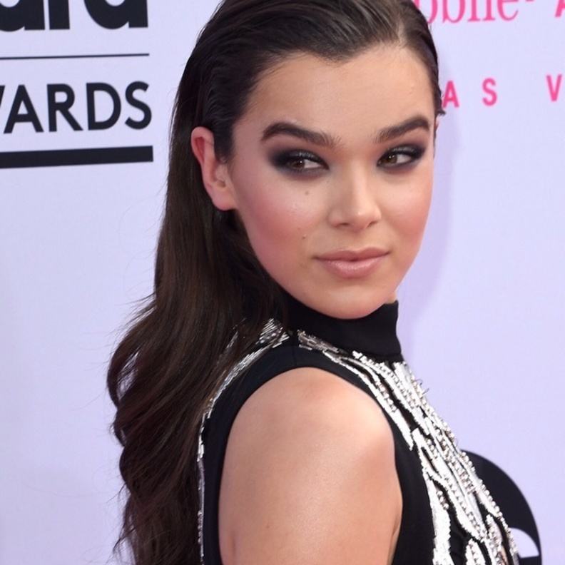 مكياج عيون اسود لصيف 2021 من وحي النجمات العالميات