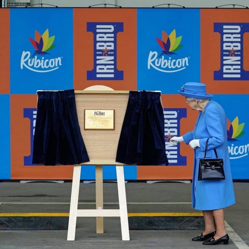  الملكة والأمير وليام تسلما مفاتيح قصر هوليرود