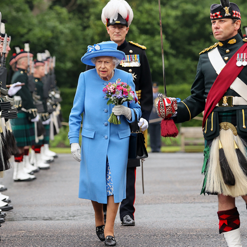 الملكة اليزابيث بموضة المعطف الازرق في اسكتلندا- الصورة من التويتر الخاص بالعائلة الملكية