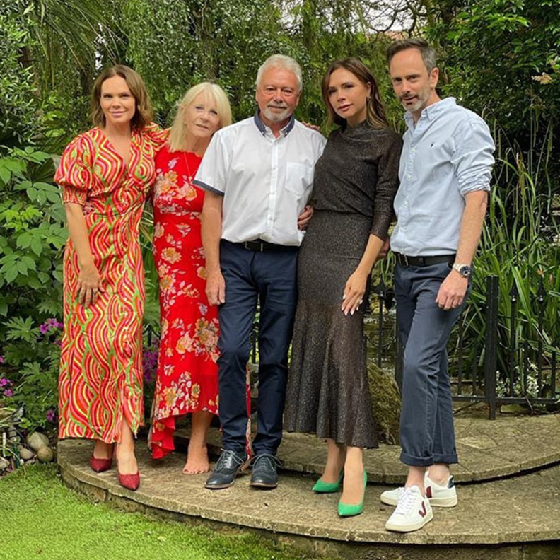 اطلالة فيكتوريا بيكهام برفقة عائلتها