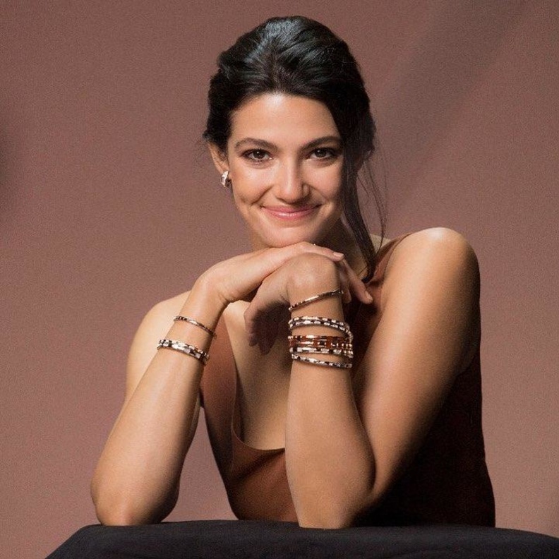 صورة تارا عماد من الشركة المسؤولة عن ادارة اعمالها 