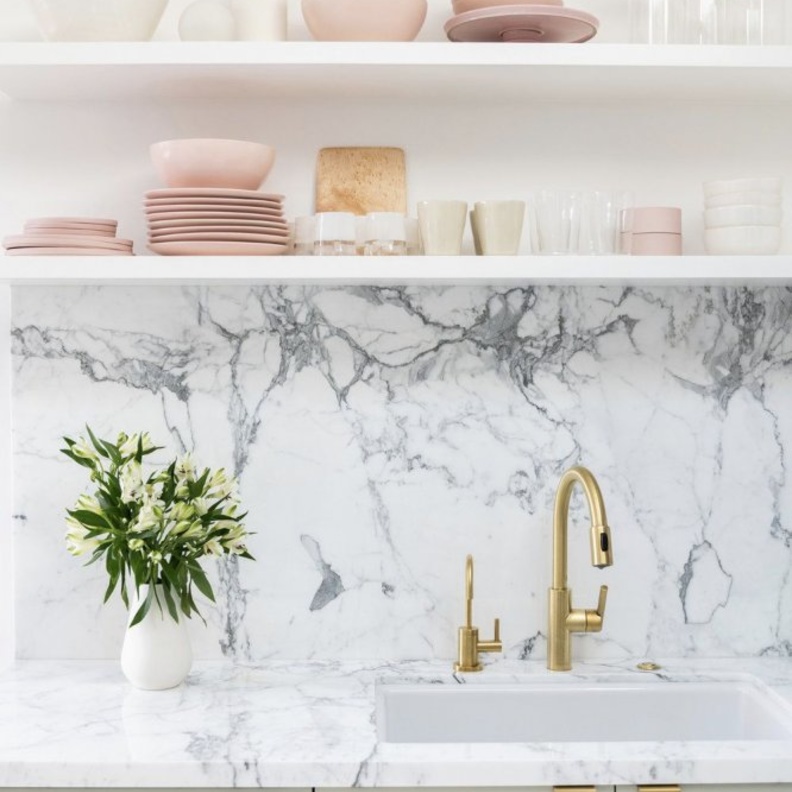 رفوف ناعمة باللون الأبيض لمطابخ عصرية