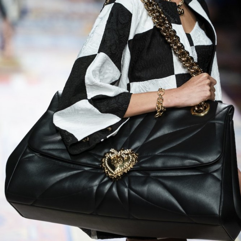 حقيبة شبابية بصيحة الشراشيب من تصميم Alberta Ferretti