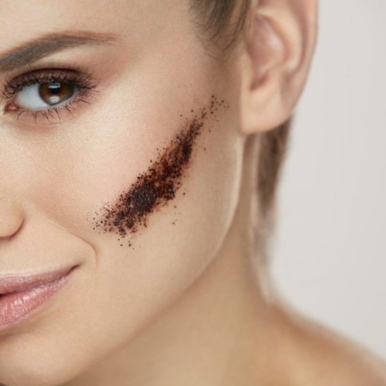 القهوة لتقشير البشرة الدهنية تمنحك توهج طبيعي