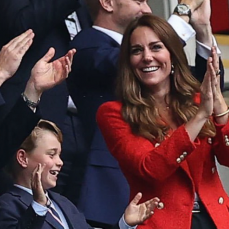 صور كيت ميدلتون تظهر باطلالة أنيقة للغاية لتشجيع منتخب إنجلترا
