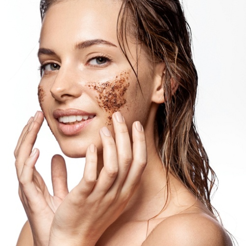 تقشير البشرة الدهنية بالقهوة