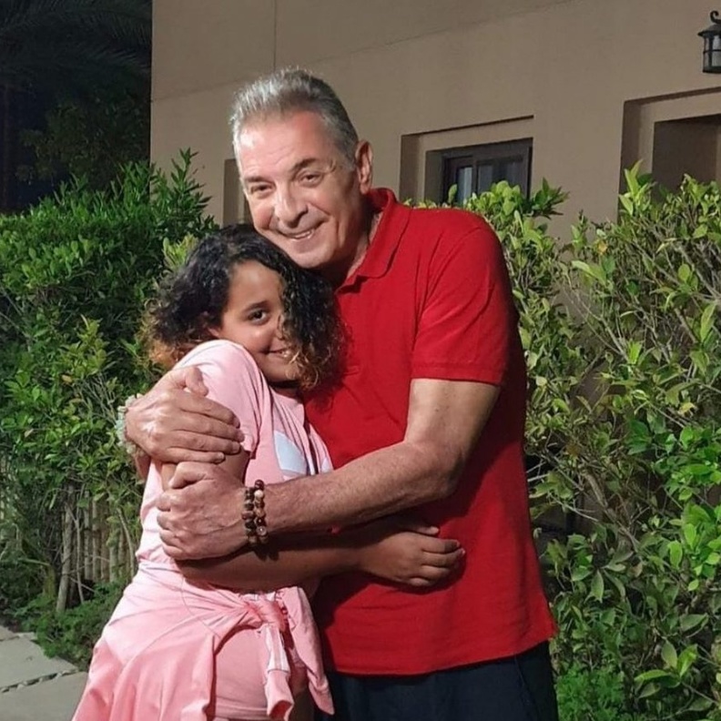 محمود حميدة وحفيدته