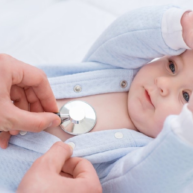 علامات تحذيرية يجب مراقبتها بعد سقوط الطفل الرضيع على ظهره