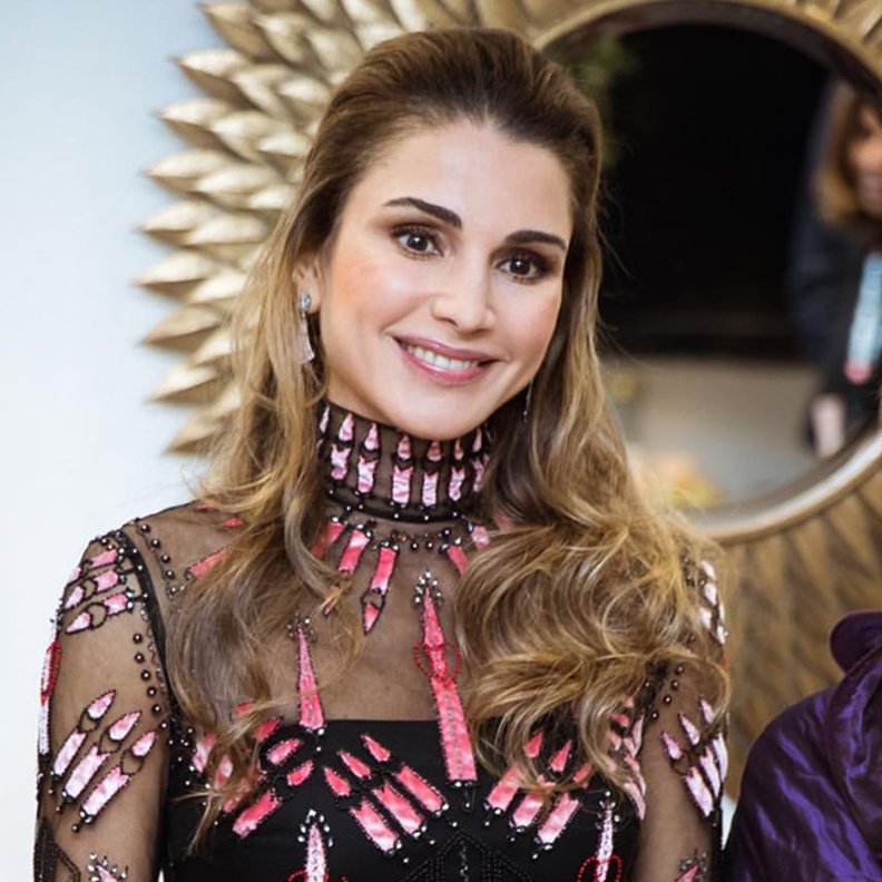  صبغات الشعر البني الفاتح بأسلوب الملكة رانيا- الصورة من حسابها على فايسبوك