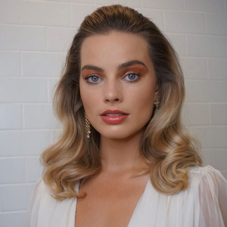 تسريحات شعر راقية للشعر المتوسط الطول Margot Robbie