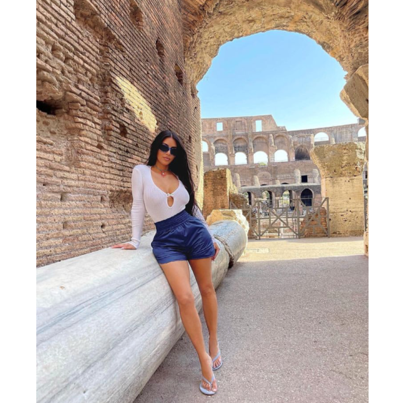 صور كيم كارداشيان تستمتع بصيف روما بإطلالة جريئة- الصورة من انستقرام