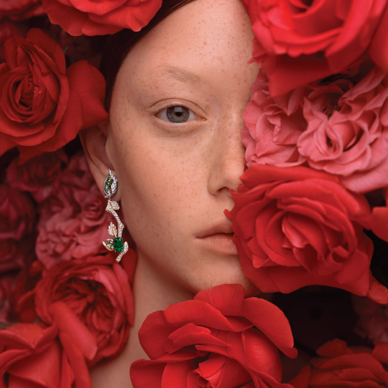 أقراط "روزديور" RoseDior من الذهب الأصفر، والبلاتين، والماس، والزمرد، وعقيق التسافوريت من "ديور هاي جولري" Dior High Jewellery.