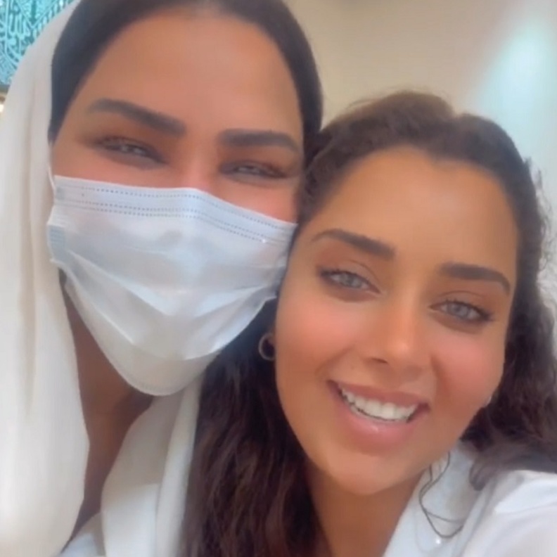 صورة مأخوذة من مقاطع الفيديو المتداولة التي وثقت أحدث لقاء بين احلام وبلقيس 