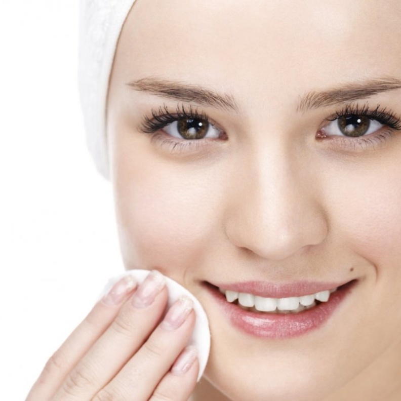 خلطات طبيعية لتفتيح البشرة الدهنية من الافرازات