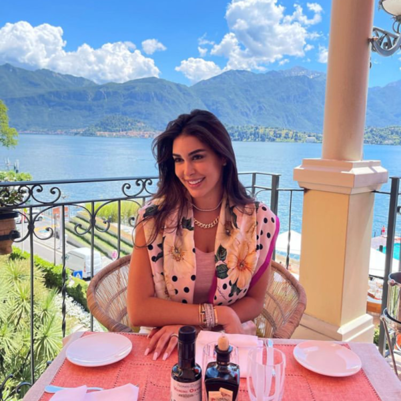 طرق تنسيق الوشاح في الاطلالات الصيفية بأسلوب ياسمين صبري الأنيق