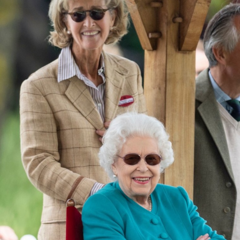 ملكة بريطانيا تحضر سباق وندسور للخيول