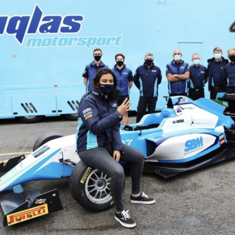  المتسابقة السعودية ريما الجفالي مع فريقها الخاص - المصدر انستقرام ريما الجفالي