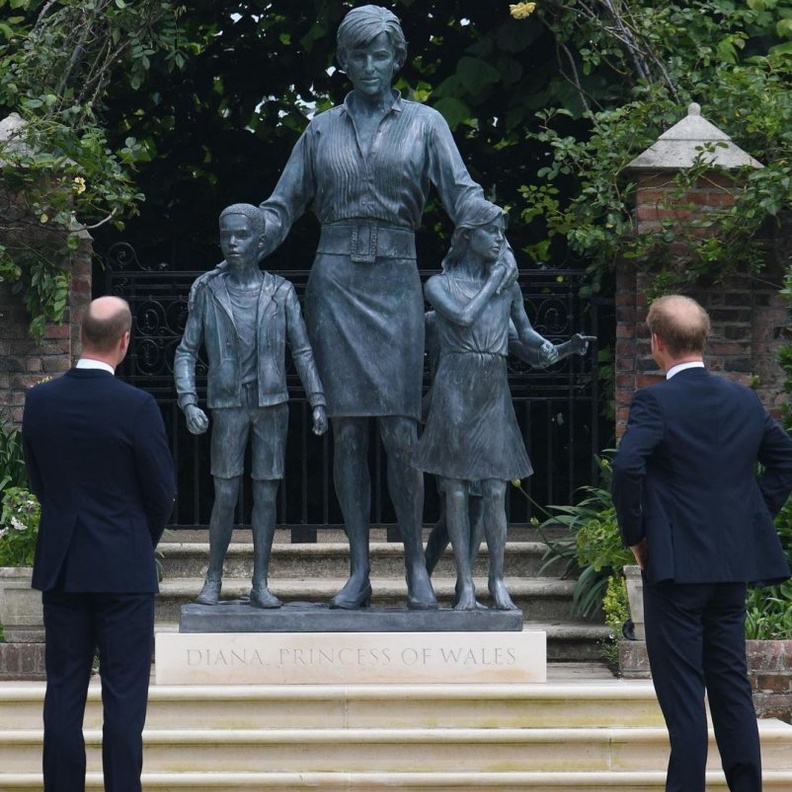 تشارلز سبنسر يعلق على لقائه بالأميرين وليام وهاري في مراسم إزاحة الستار عن تمثال ديانا