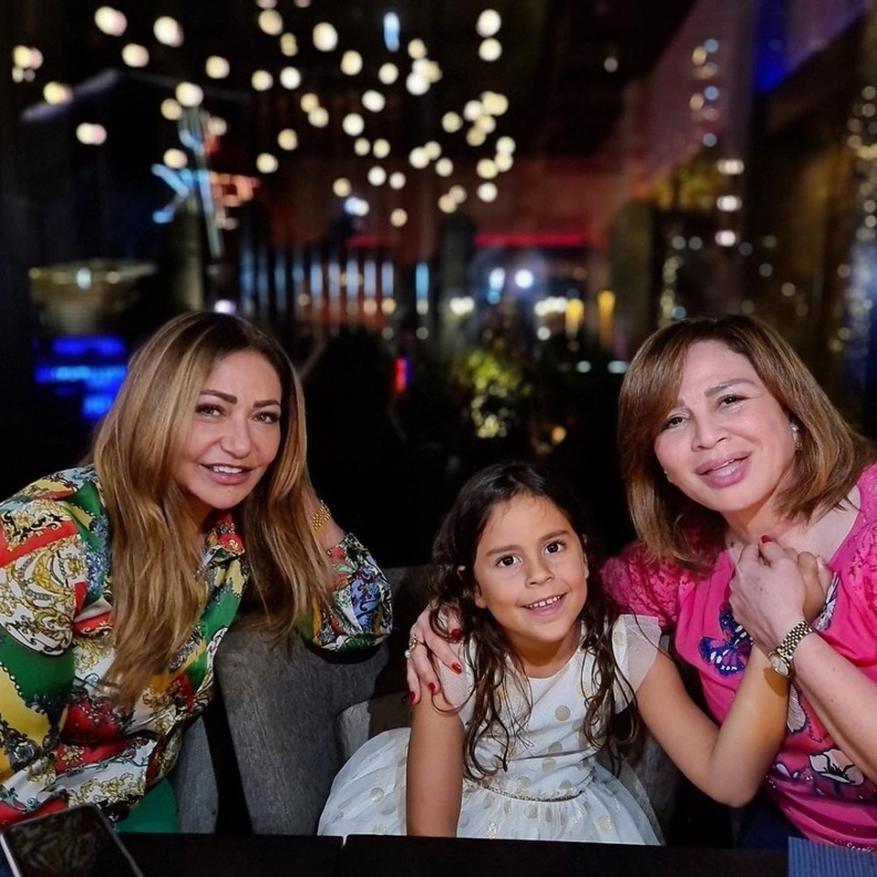 إلهام شاهين وليلى علوي وابنة كارول سماحة