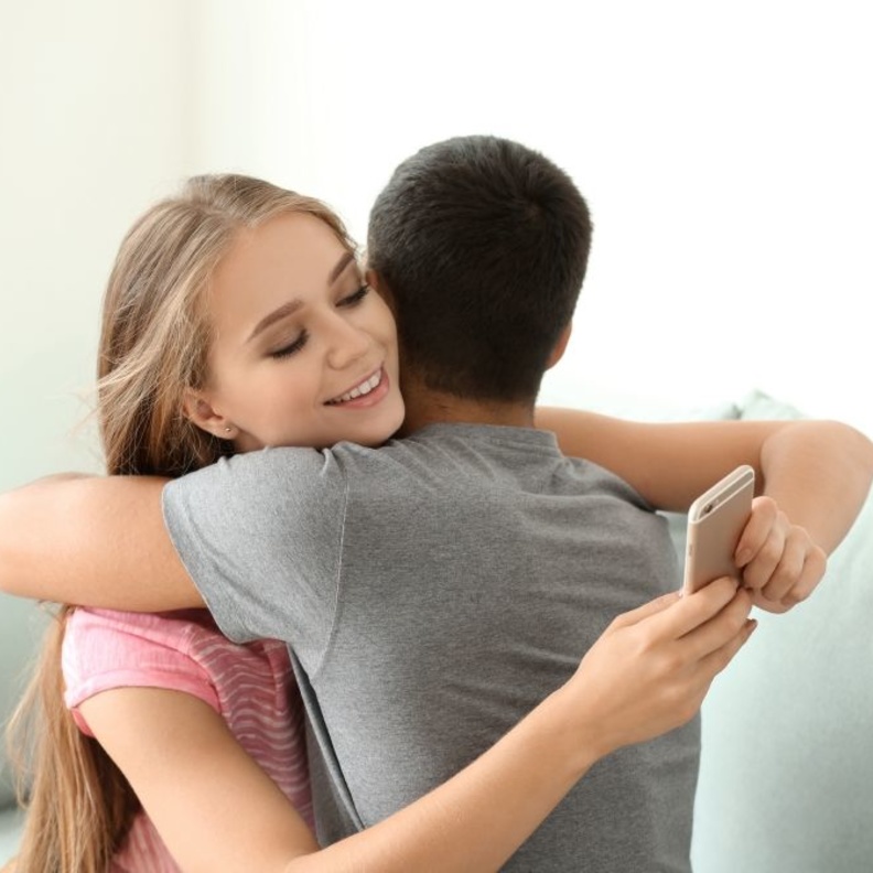 قيام شريك الحياة بتلقي واستقبال مكالمات هاتفية تبعث على الشك-shutterstock