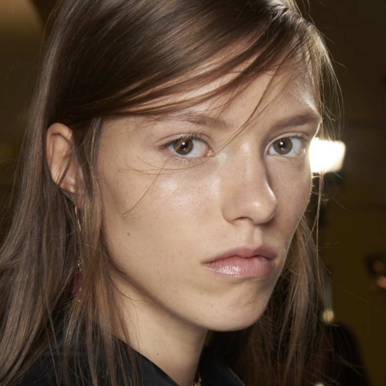 اعتماد ملمع الشفاه بدرجات النيود لهذا الموسم