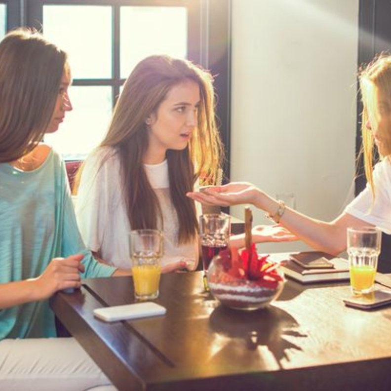 انسحاب جماعي لعائلة عريس بسبب مشادة مع العروس_shutterstock