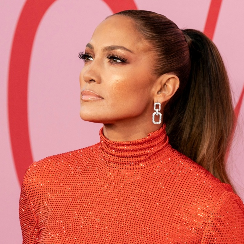 أجمل تسريحات شعر تجعل بشرتك بمظهر مشدود وشبابي من وحي النجمات 