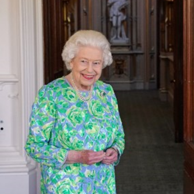 ما هو السر وراء التسريحة المنمقة للملكة إليزابيث الثانية؟