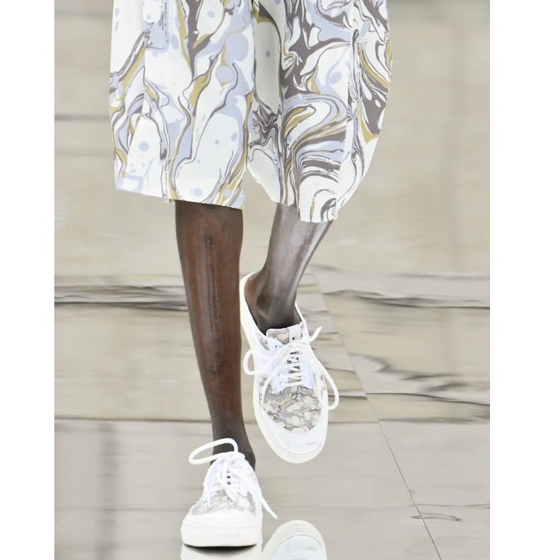 حذاء رياضي أنيق بالألوان الأساسية من Burberry