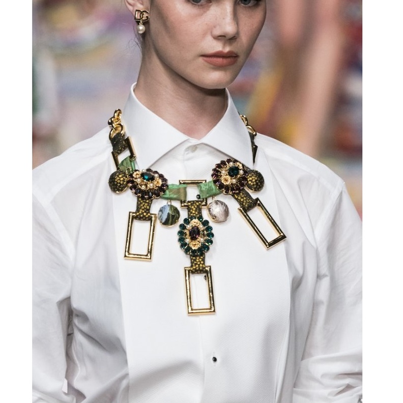 عقد طويل وجذاب بشكل الصدفة من Alberta Ferretti