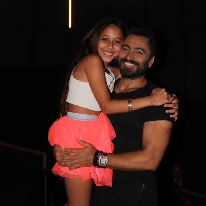 تامر حسني والطفلة سارة رمضان