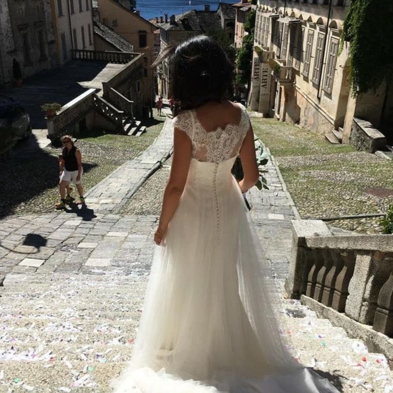 صاحبة الفستان الأولى الصورة من British Red Cross