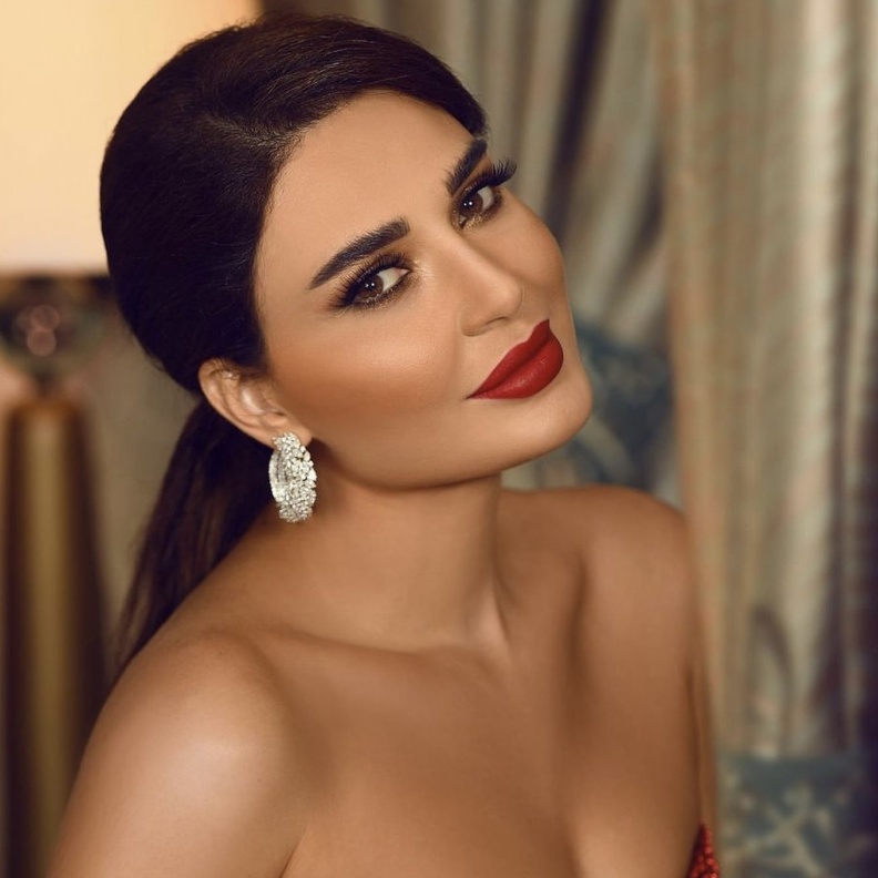 إطلالات سيرين المثالية بالروج الأحمر من صفحتها على انستغرام