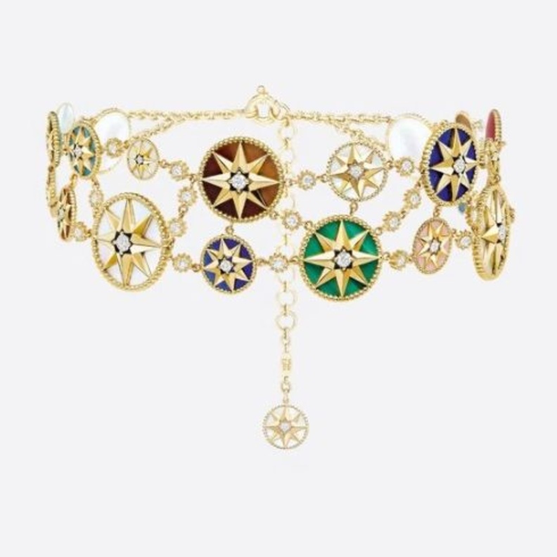  سلسال من Dior مع فستان من Nanushka